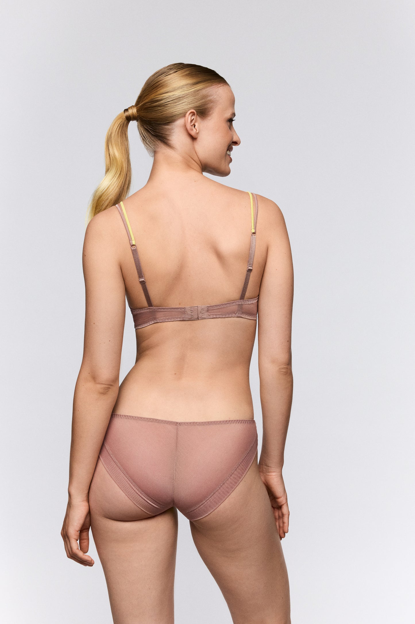 Sarda Bremer plunge bh make-up