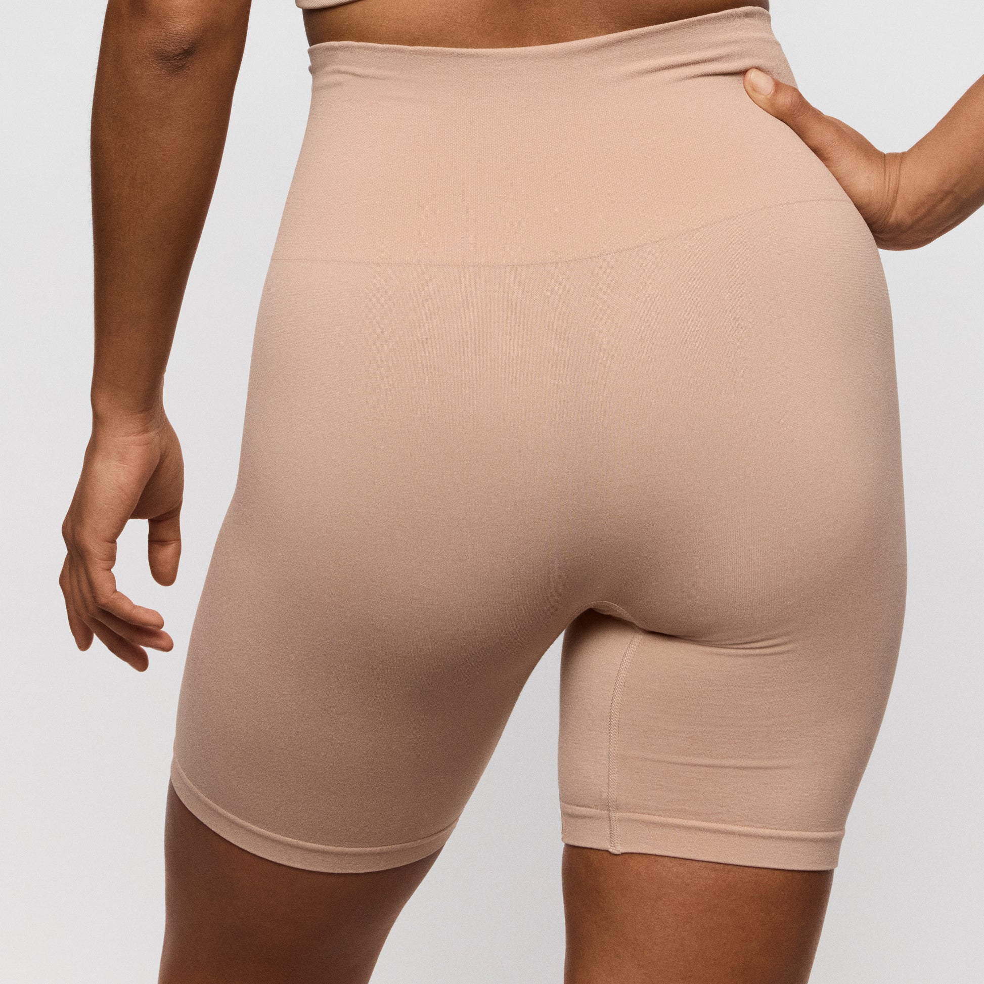 Primadonna Nudda corrigerende slip met pijpjes caffé latte