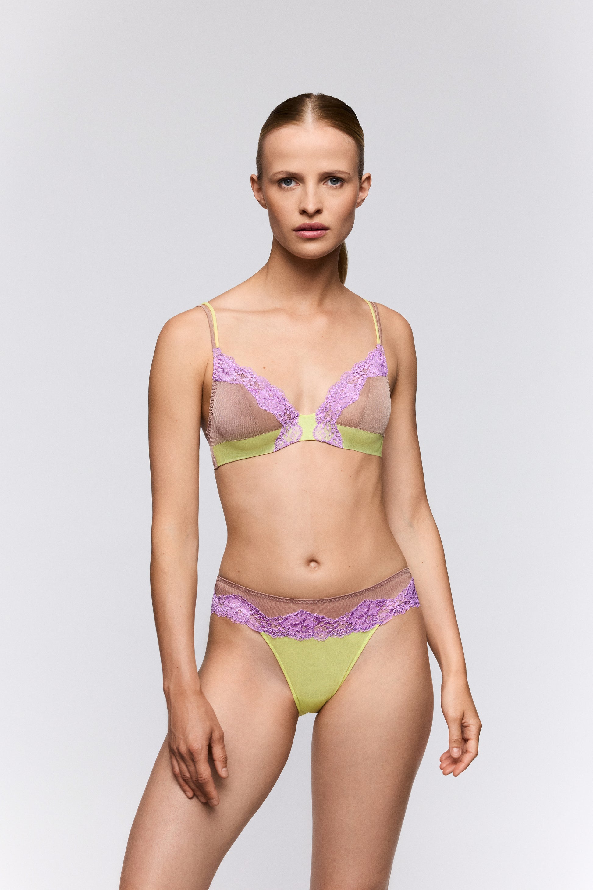 Sarda Bremer plunge bh make-up