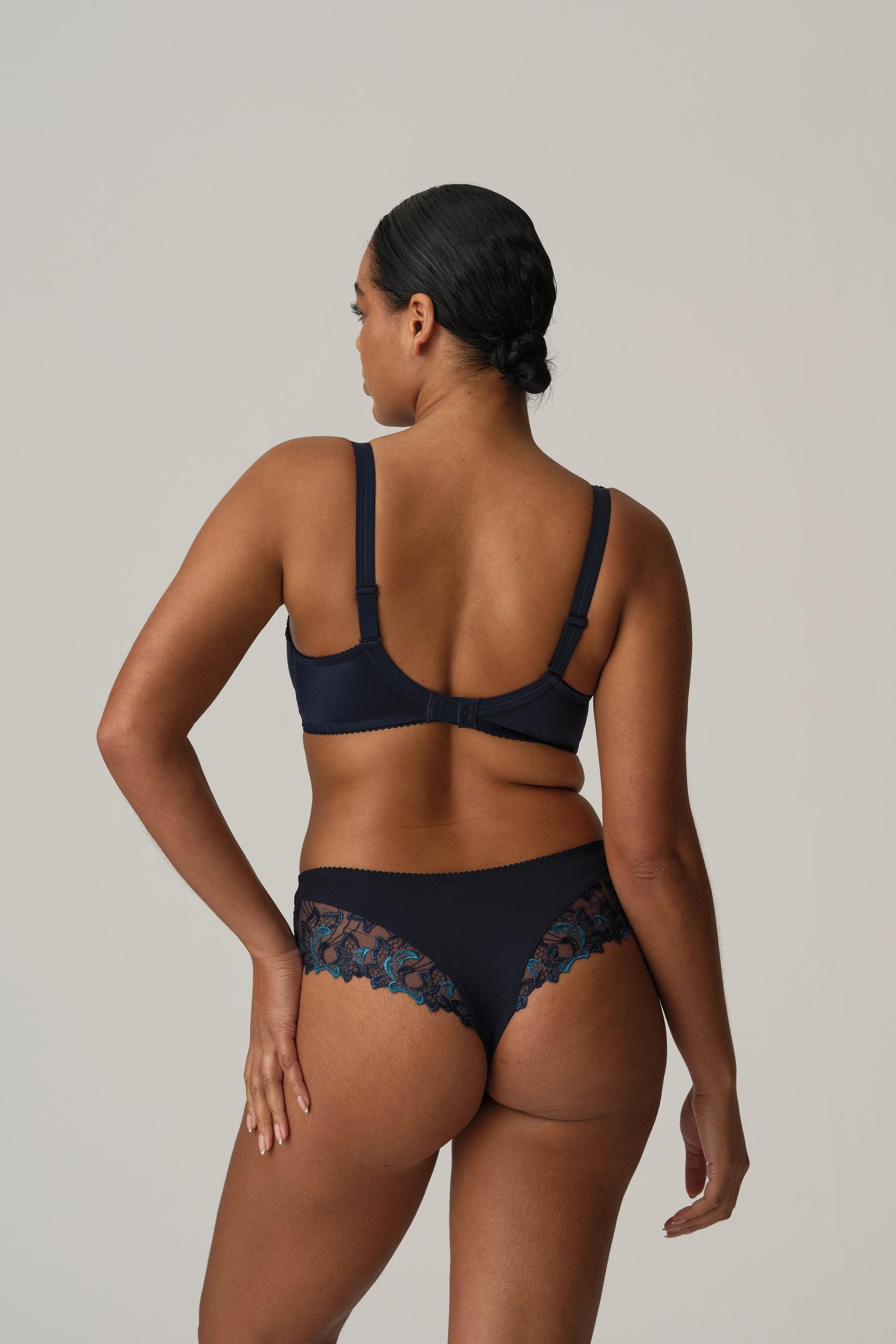 PrimaDonna Deauville luxe string velvet blue - Lingerie Valentijn