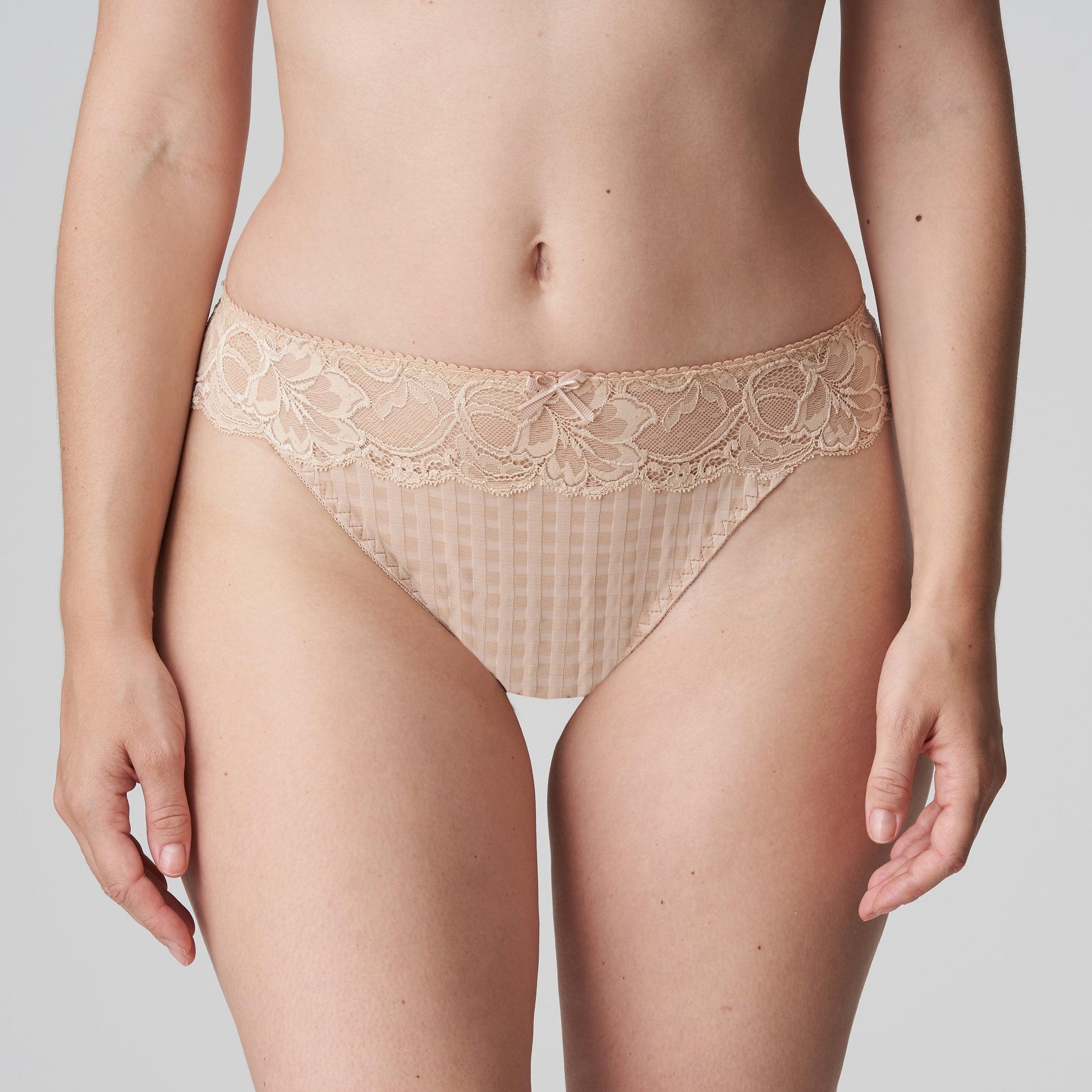 PrimaDonna Madison string caffé latte - Lingerie Valentijn