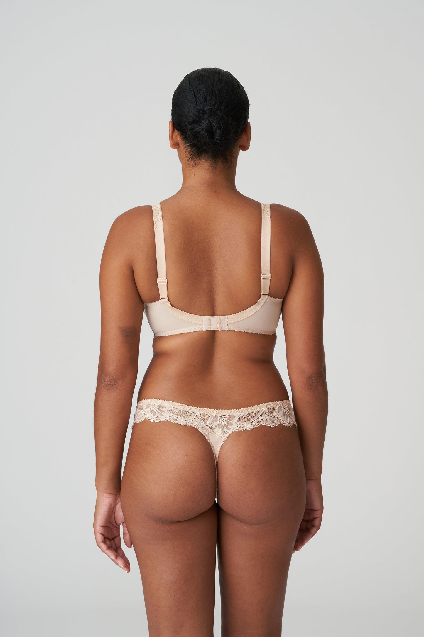 PrimaDonna Madison string caffé latte - Lingerie Valentijn