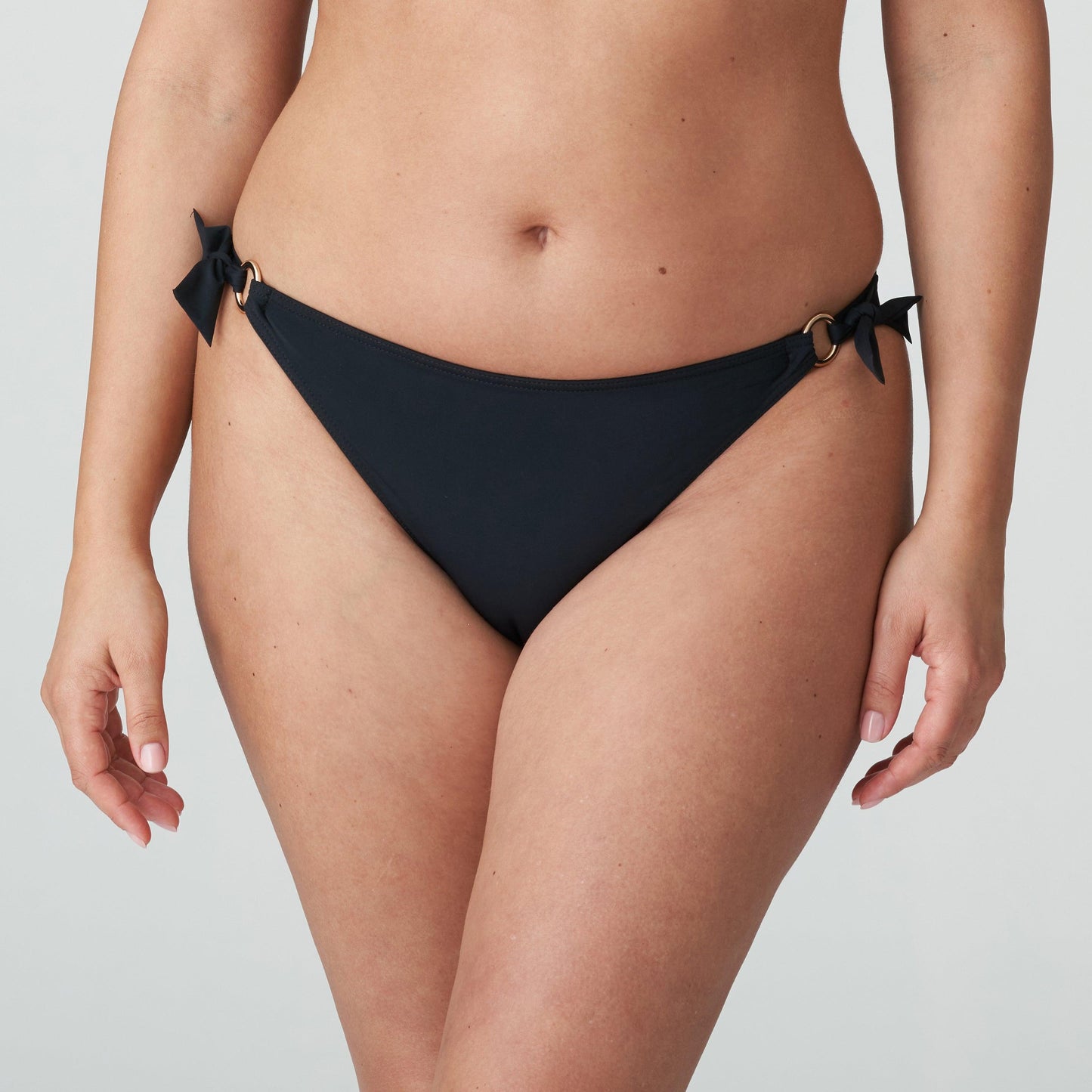 PrimaDonna Swim Damietta bikini heupslip met koordjes zwart - Lingerie Valentijn