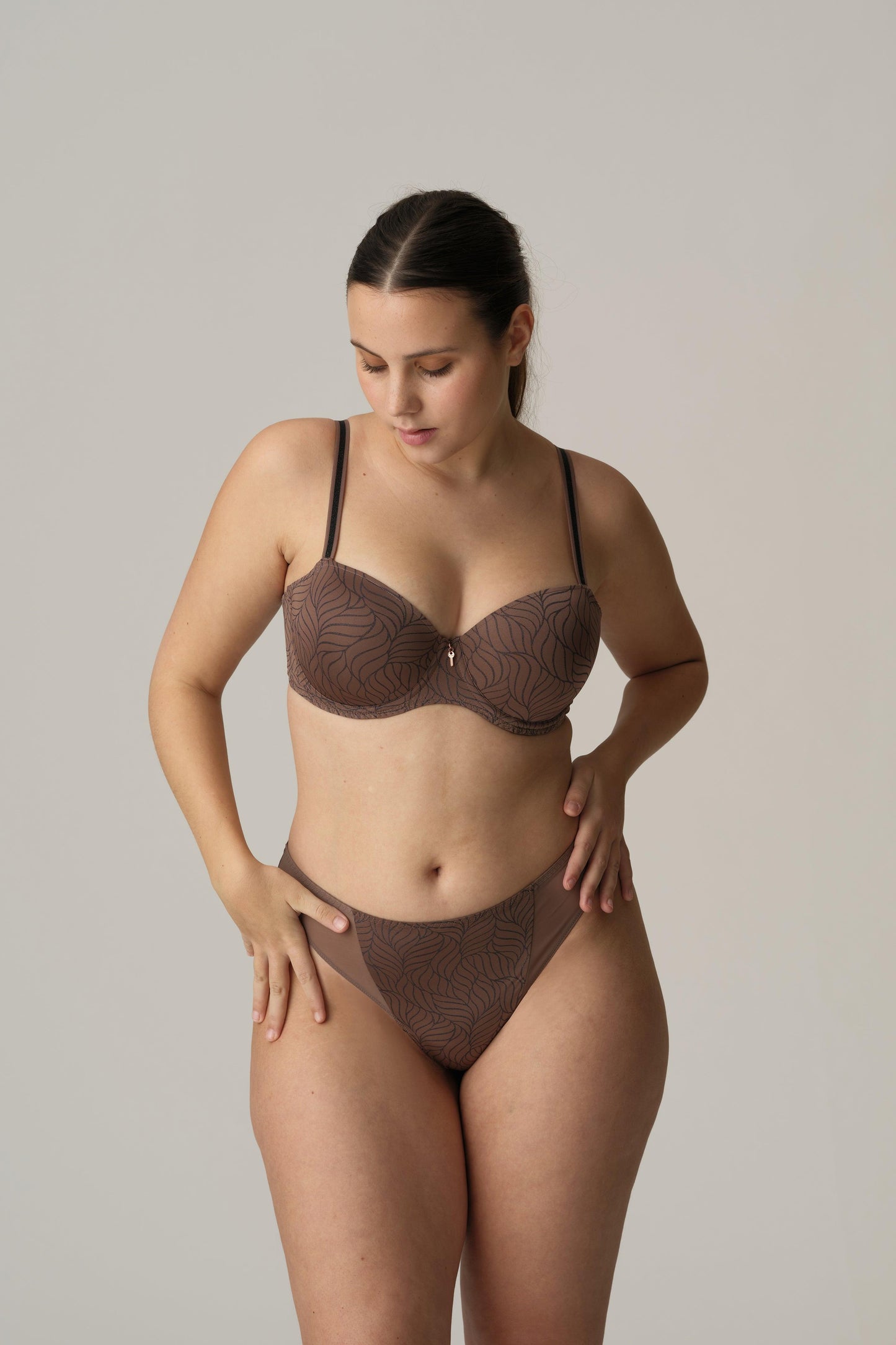 PrimaDonna Twist Ajusco string Caribe Taupe - Lingerie Valentijn