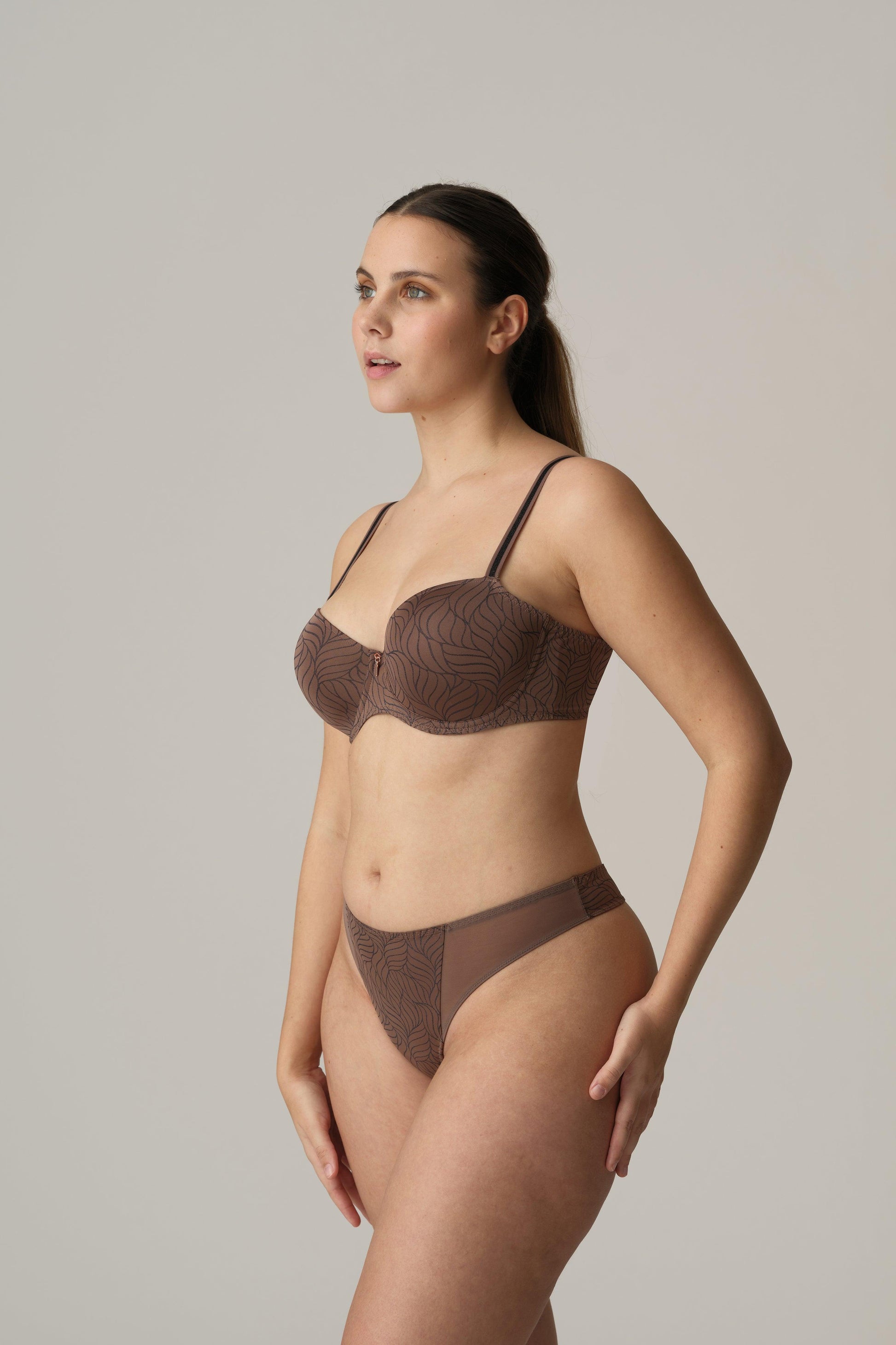 PrimaDonna Twist Ajusco string Caribe Taupe - Lingerie Valentijn