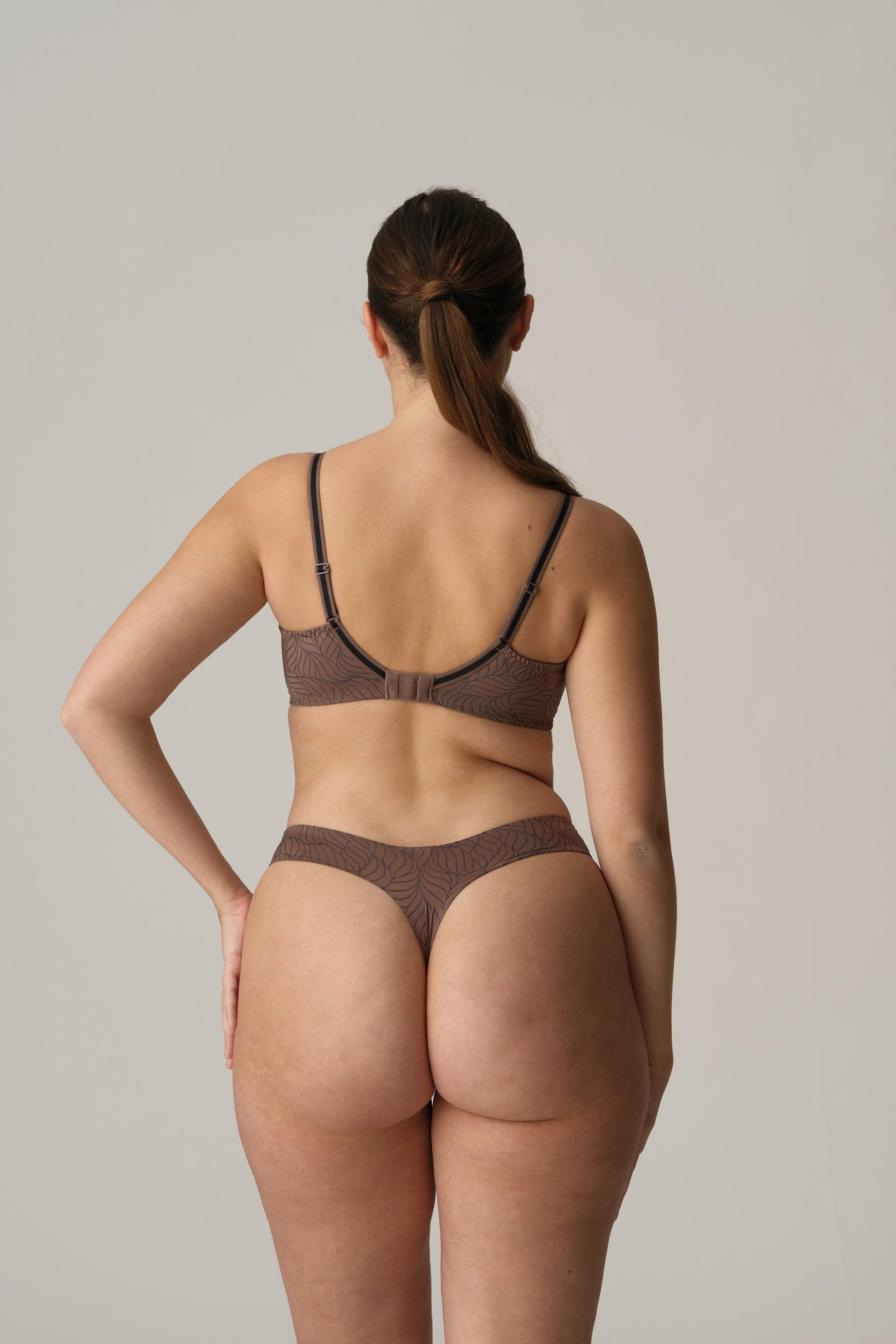 PrimaDonna Twist Ajusco string Caribe Taupe - Lingerie Valentijn